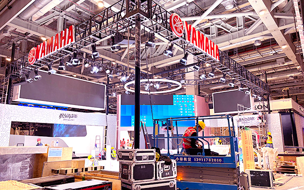 在深圳展覽會設(shè)計裝修上，如何營造暖光的私密感？