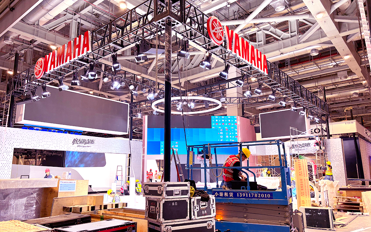 深圳展覽會設(shè)計裝修中，用暖光營造私密空間