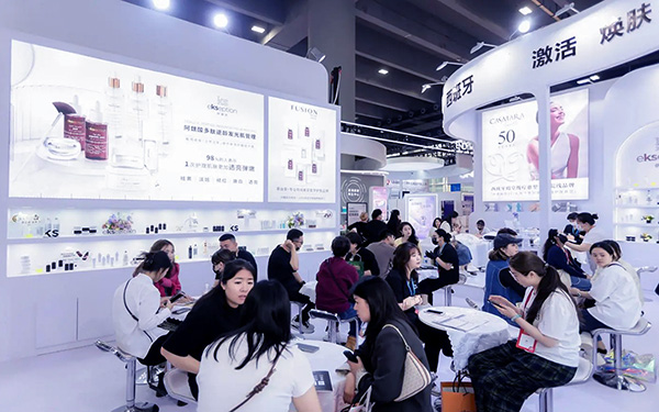 在高交會(huì)展臺(tái)布置中，如何構(gòu)思展位的多場(chǎng)景設(shè)計(jì)？